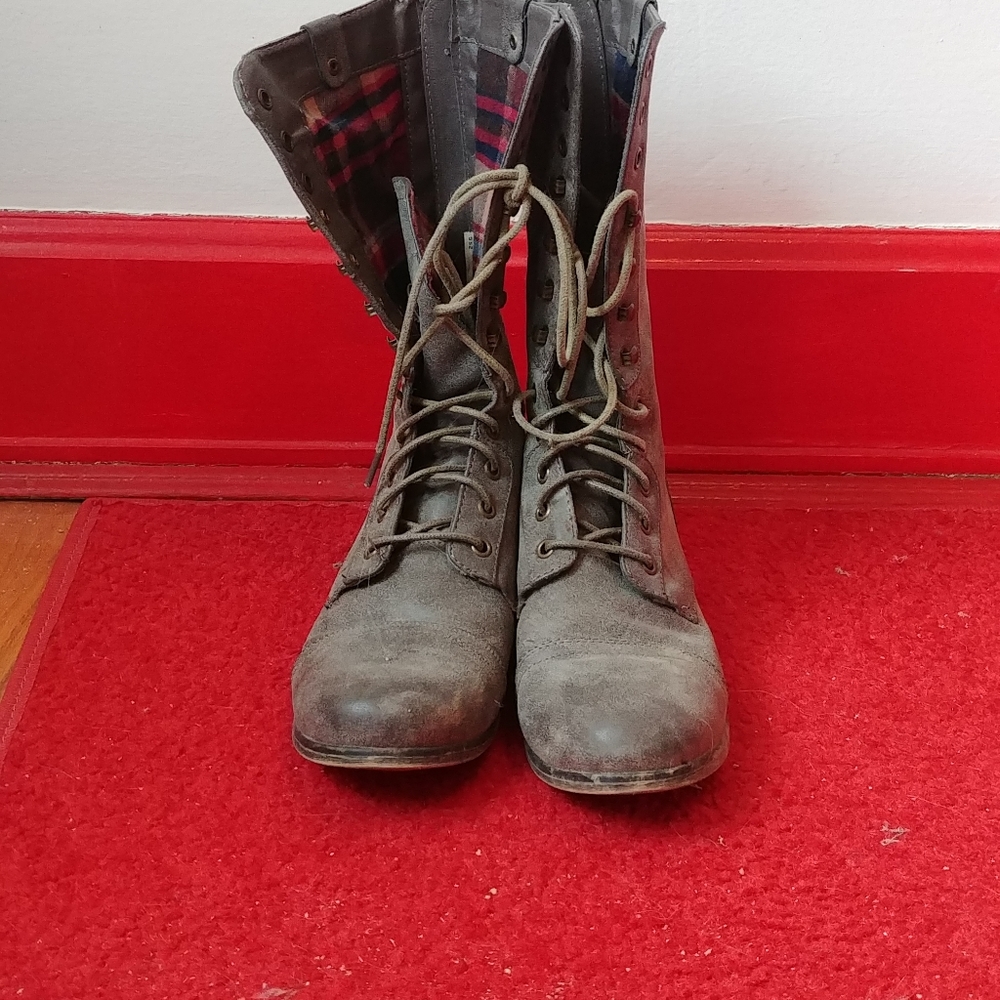 Combat boots